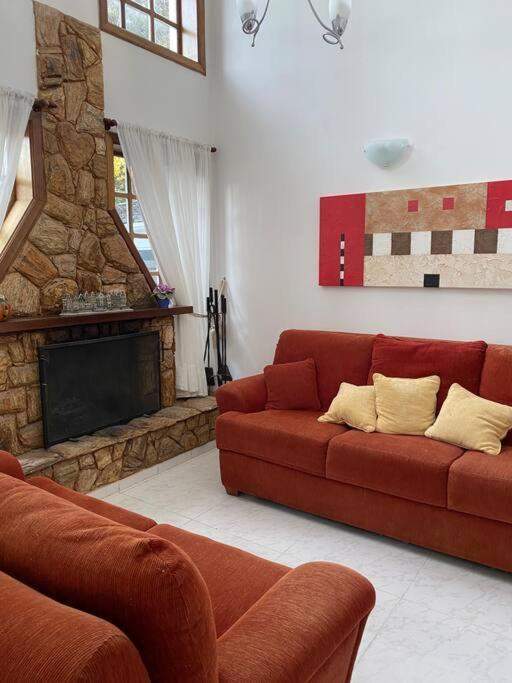 Casa Em Fechado Com Lareira *